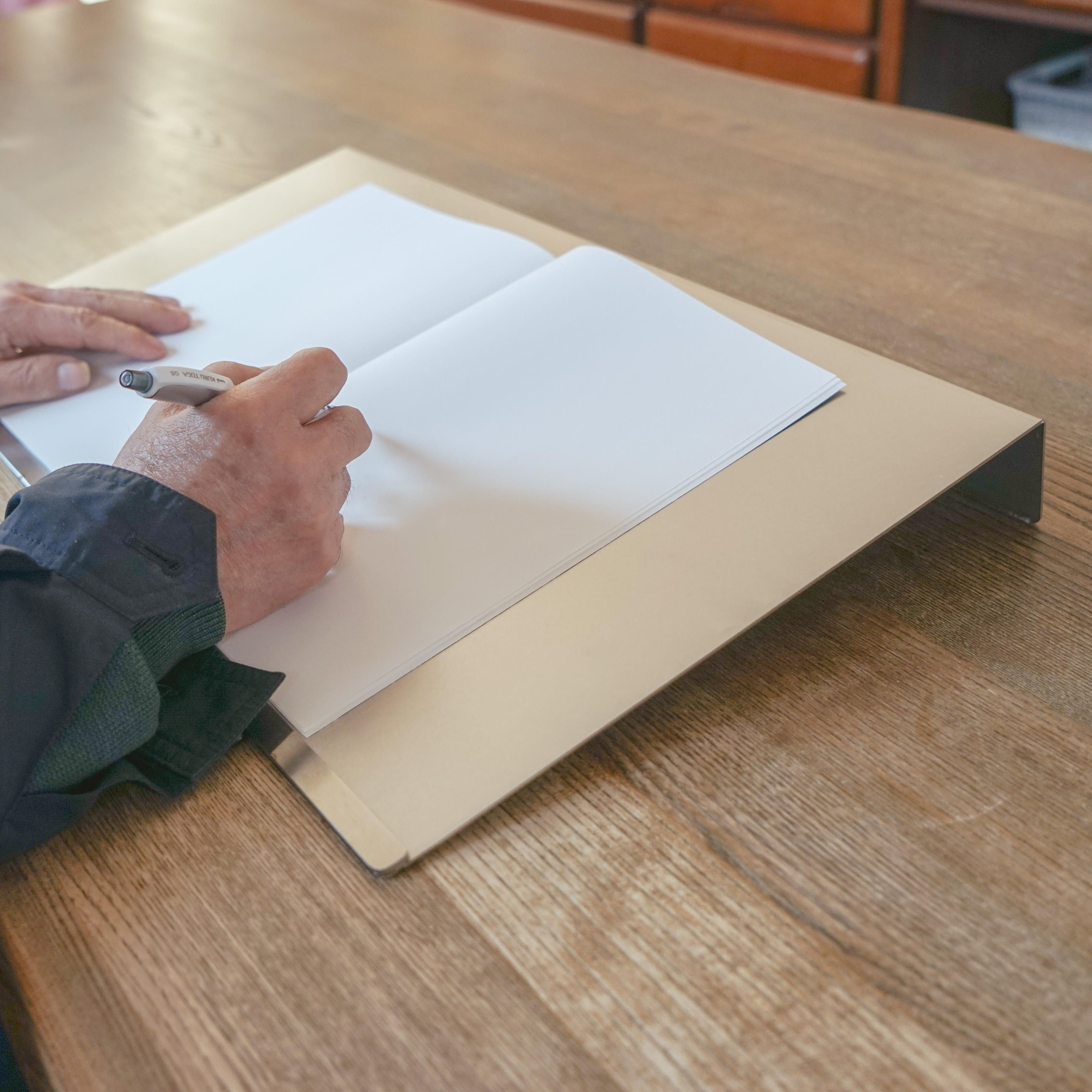 ステンレスのライティングボード М・シンプル【デスクボード／卓上学習台／傾斜台／作業台／ノートPC台／キーボード台】