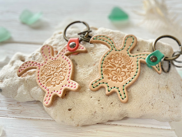 名入れ無料」 レザー ホヌキーホルダー （プルメリア柄） 革の色