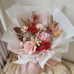 未完待續 | 永生玫瑰康乃馨 母親節 乾燥花 花束(紅粉色)-現貨 第3張的照片