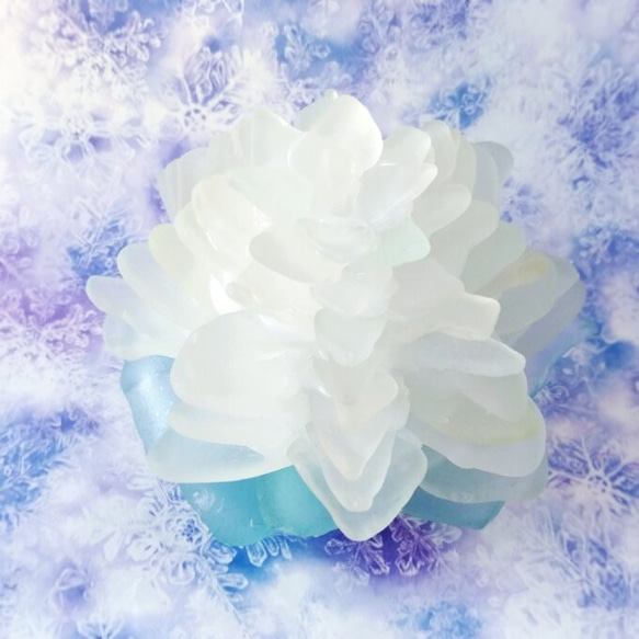 【オーダー】シーグラスのお花のランプシェード ホワイト×ライトブルー 海灯花 クリスマスラッピング対応【海灯花】 1枚目の画像