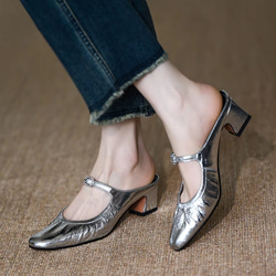 長い丈のパンツやスカートで足元がチラッと見える合わせにはもちろん