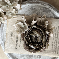 グレージュの小花と巻き薔薇のコサージュ 5枚目の画像