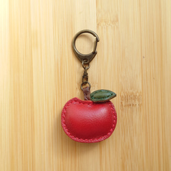 革の八百屋さんシリーズ】ぷっくりとしたりんご(レッド) キーホルダー