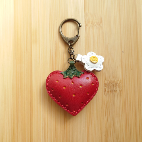 ハート赤いちご+お花【革の八百屋さんシリーズ】 キーホルダー vita
