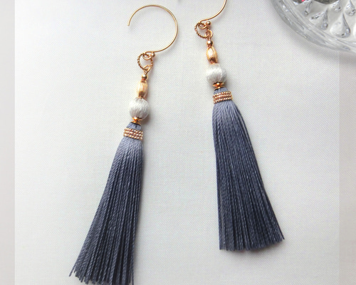 お値下げしました！美品◎TOGA PULLA タッセルピアス　箱付き TOGA PULLA タッセル付きピアス