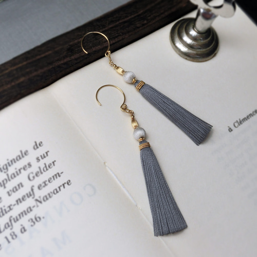 シルクタッセルピアス 14kgf ニュアンスグレー ピアス（フック