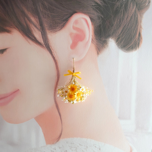 イエロースターフラワーとかすみ草のブーケピアス／イヤリングNo.05