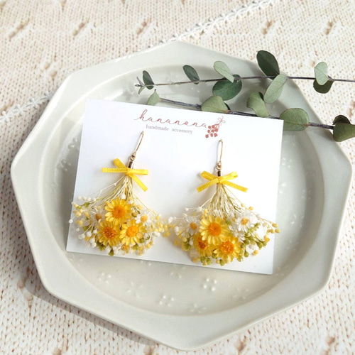 イエロースターフラワーとかすみ草のブーケピアス／イヤリングNo.05