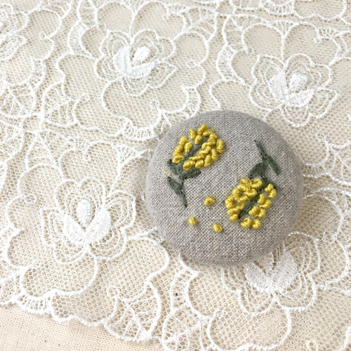 ミモザの刺繍ブローチ 刺繍 ブローチ squirrel 通販 15651721｜Creema