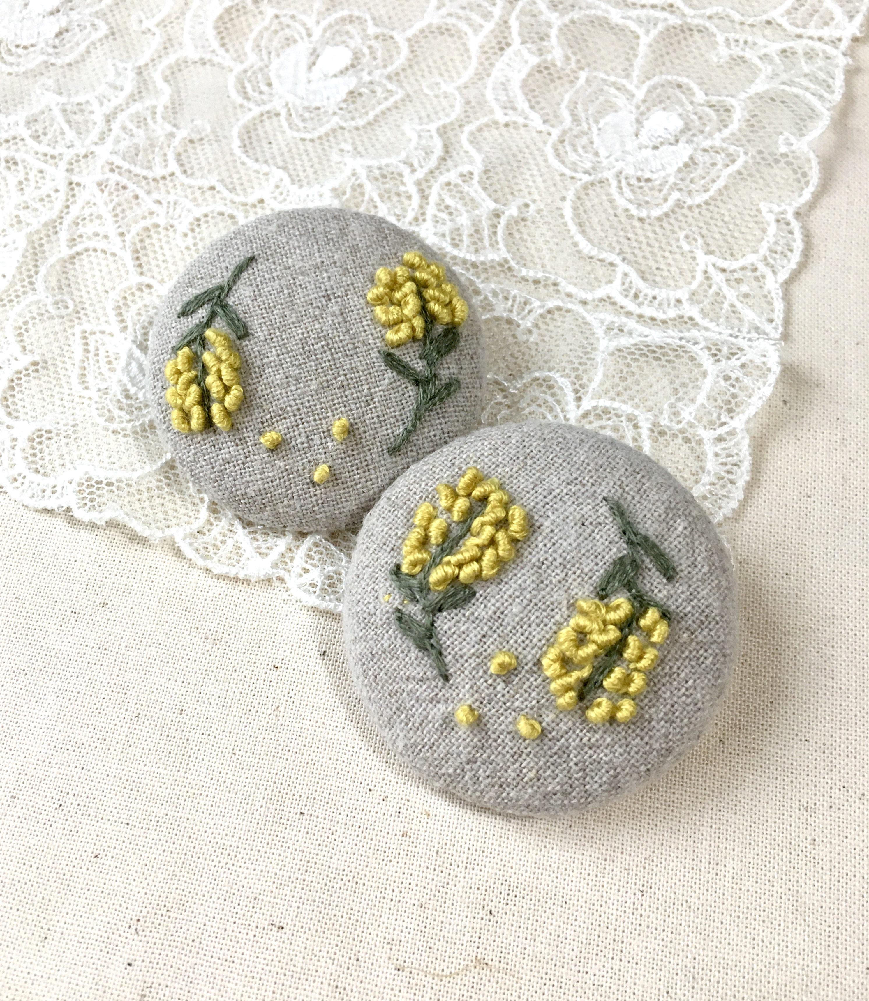 ミモザの刺繍ブローチ 刺繍 ブローチ squirrel 通販 15651721｜Creema