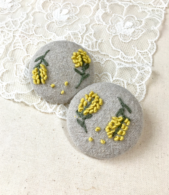 ミモザの刺繍ブローチ 刺繍 ブローチ squirrel 通販 15651721｜Creema