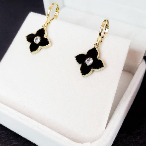 高品質】幸せのクローバー マザーオブパール 白蝶貝 ピアス 18金仕上げ