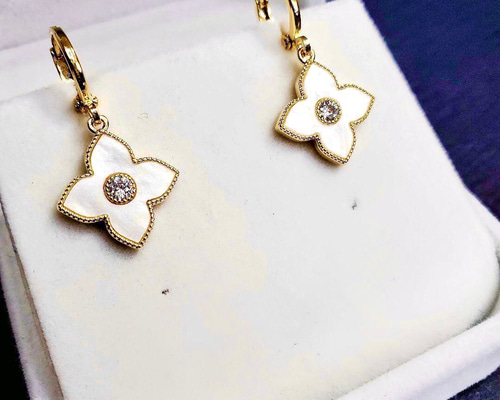 高品質】幸せのクローバー マザーオブパール 白蝶貝 ピアス 18金仕上げ