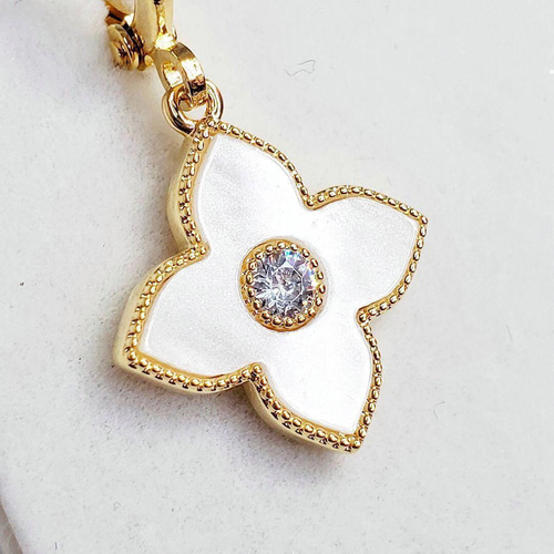 高品質】幸せのクローバー マザーオブパール 白蝶貝 ピアス 18金仕上げ