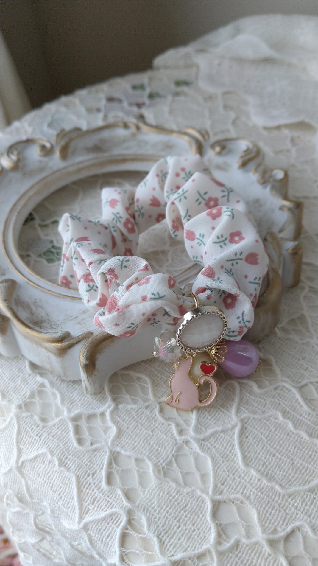 短毛シュシュ、ボタニカルフラワー柄(ホワイト&ピンク)わんちゃん猫ちゃん用 短毛シュシュ、ボタニカルフラワー柄(ホワイト&ピンク)わんちゃん猫ちゃん用