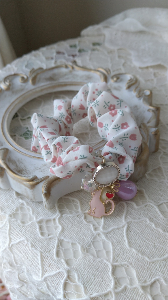 短毛シュシュ、ボタニカルフラワー柄(ホワイト&ピンク)わんちゃん猫