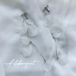 花びらイヤリング　ペタルイヤリング　大ぶりイヤリング　ロングイヤリング　ブライダル　ウェディング　結婚式　　白　ホワイト 3枚目の画像