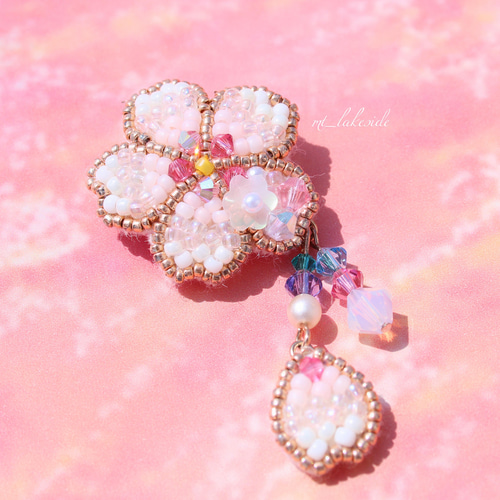 ビーズ刺繍のゆらゆら桜ブローチ(濃色ver.) ブローチ みずうみのほとり