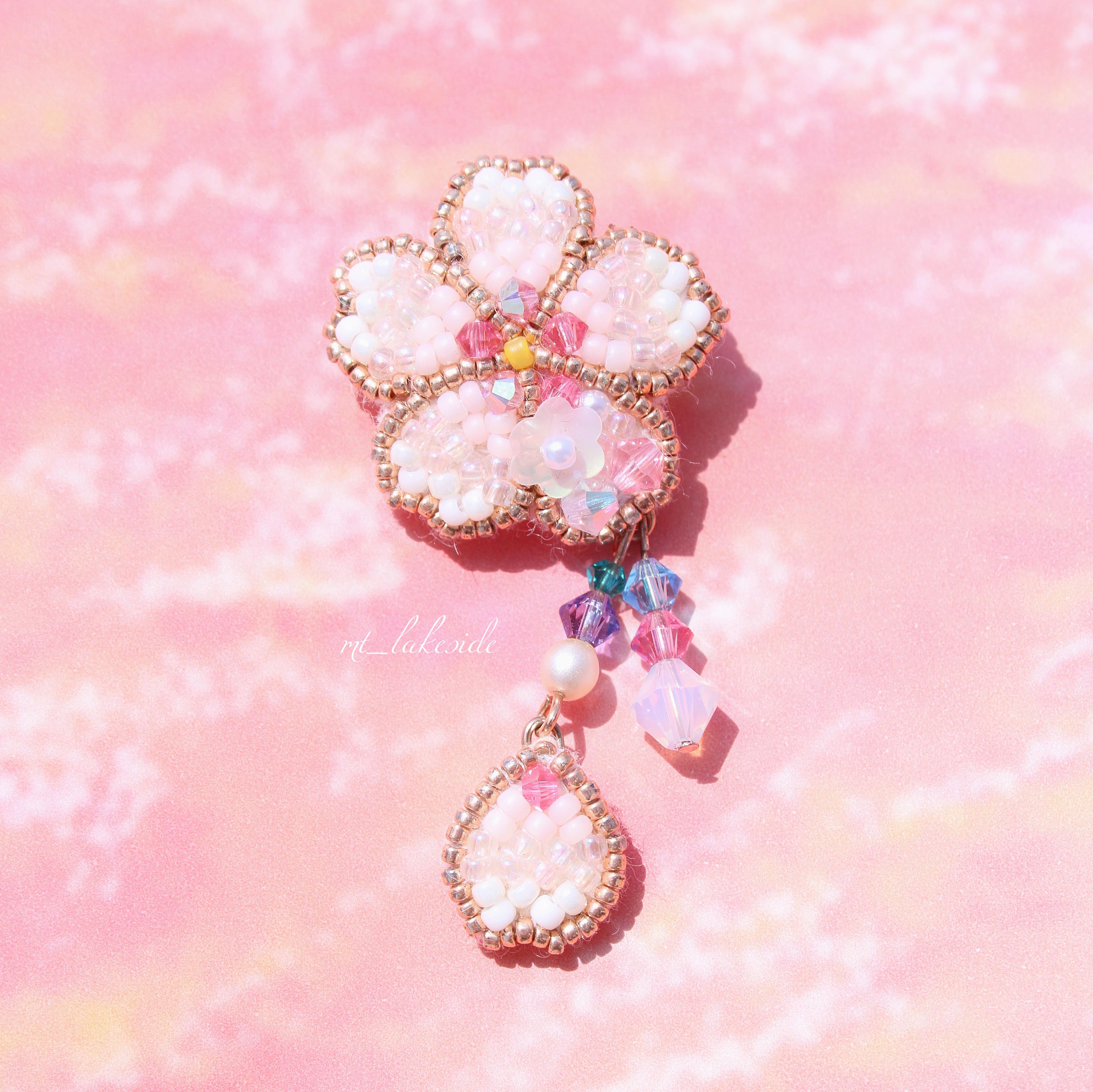 刺繍 ビーズ こり ブローチ 桜 ハンドメイドアクセサリー
