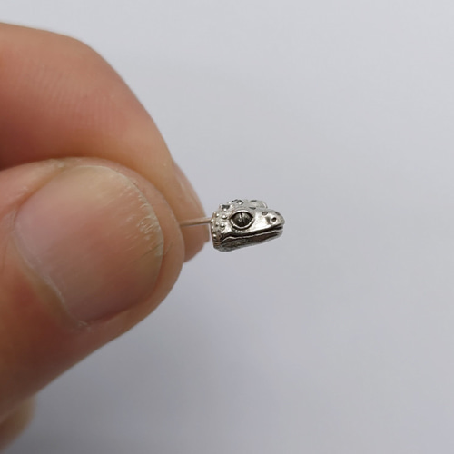 小さなレオパードゲッコー(ヒョウモントカゲモドキ)のピアス 爬虫類 