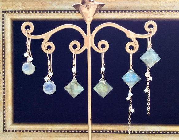 ラブラドライトと淡水真珠のピアス（ブルーシラー） 6枚目の画像