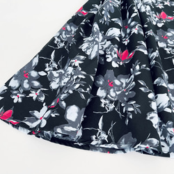 コットン素材フレアースカート（花柄　ブラック） 6枚目の画像