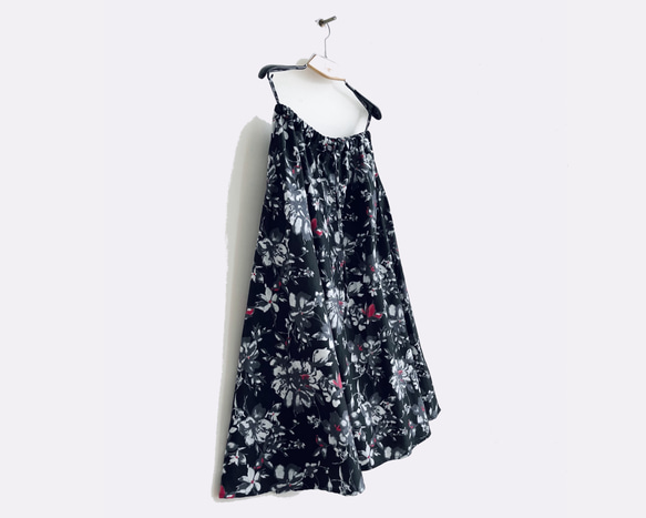 コットン素材フレアースカート（花柄　ブラック） 1枚目の画像