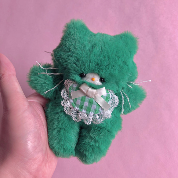 グリーン♪グリーン♪とにかく緑なネコさん☆手のひらサイズのぬいぐるみ③スタイの姿。 2枚目の画像