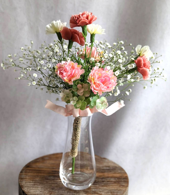ピンクカーネーション8本と陶器花瓶 カーネーションとドライフラワーのかすみ草 花瓶付きフランスリボン