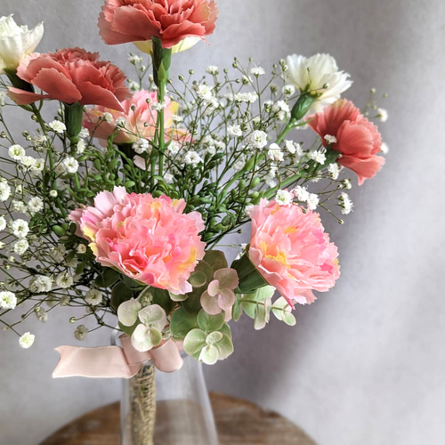 カーネーションとドライフラワーのかすみ草 花瓶付きフランスリボン