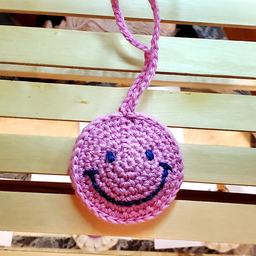 手編み チャーム）スマイルちゃん、ニコニコキーホルダー☺️ 毛糸