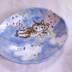宇宙を旅する猫ちゃん    楕円中皿 1枚目の画像