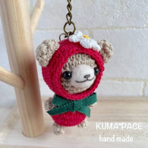 小さいくまさんのキーホルダー＊赤いいちごの着ぐるみあみぐるみ