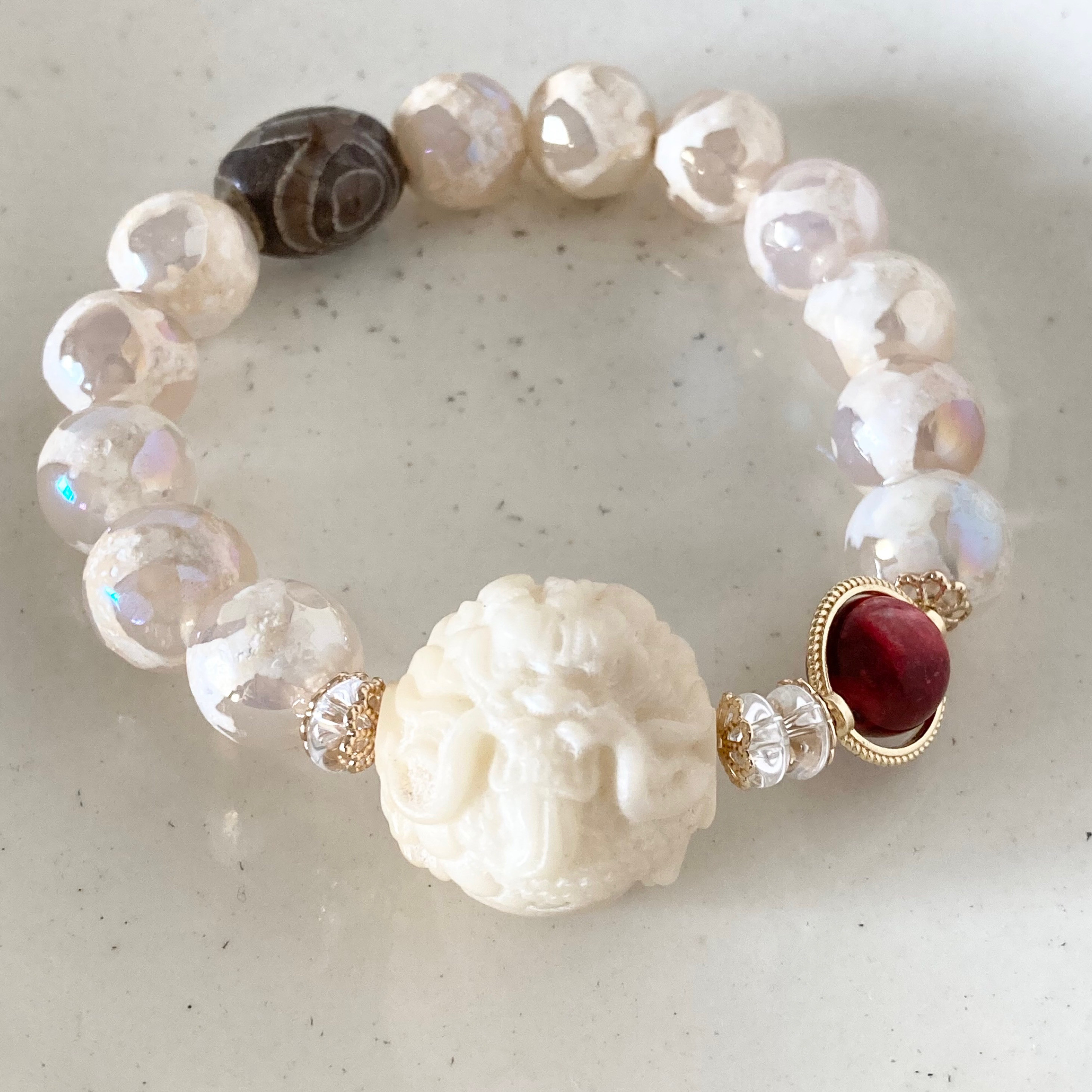 龍とチベットアゲートとソーダライトと水晶のブレスレット