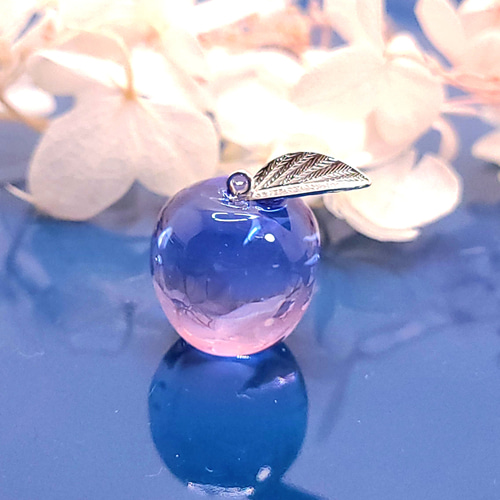 透き通る大きな青桜りんごアクセサリー レジン・樹脂 藍山工房