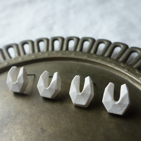 Junclay 馬蹄形 M x 白色輕質陶瓷白色防過敏陶瓷耳環成功 第4張的照片