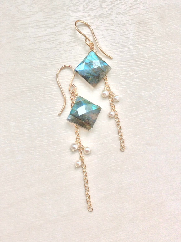 ラブラドライトと淡水真珠のピアス（ブルー&ブルーグリーンシラー） 4枚目の画像