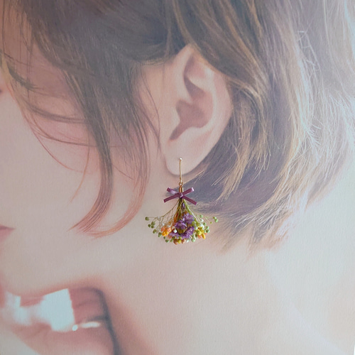 ピンクパープルスターフラワーとかすみ草のミニブーケピアス 