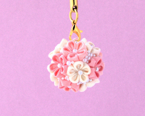 つまみ細工帯飾り　根付け　バックチャーム 825d72fba97c4911046c10b627fd57