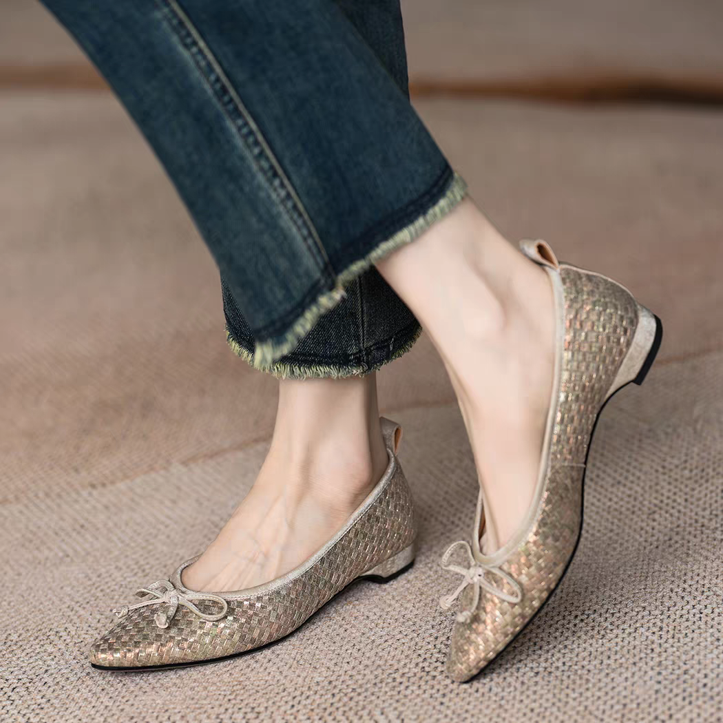 足についてくる感覚が心地よく、思わず足取りも軽やかに。 ポインテッドトゥフラットシューズ ポインテッドトゥバレエシューズ