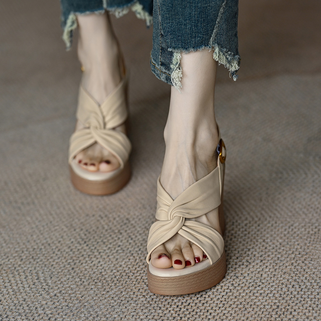 ジュートタッチのウェッジがリゾートにもピッタリ。ウェッジソール 厚底靴 厚底シューズ 厚底サンダル サンダル レディース