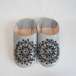 【訳あり・半額】【値引済】￥6480→￥3240　1足のみ【ビーズ・バブーシュ】グレー・マーブルブラック／高品質革 2枚目の画像