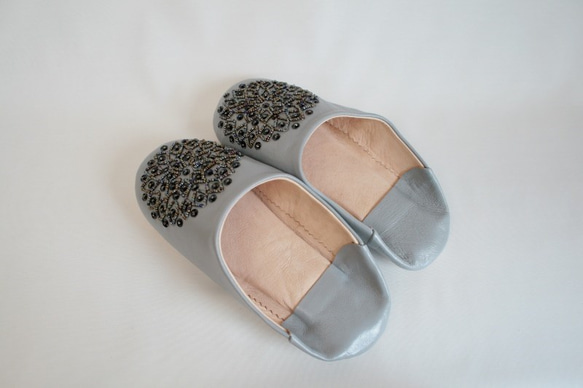 【訳あり・半額】【値引済】￥6480→￥3240　1足のみ【ビーズ・バブーシュ】グレー・マーブルブラック／高品質革 4枚目の画像