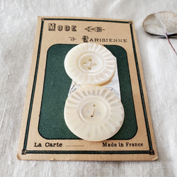 フランスアンティーク　貝ボタンシート 飾り四つ穴 MODE Parisienne 26mm 3枚目の画像