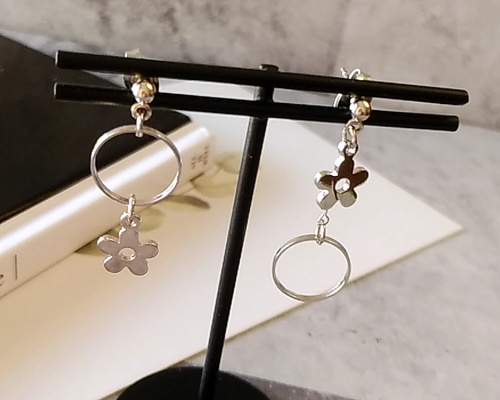 M017 Flower × Ring アシンメトリーピアス ピアス（スタッド・一粒