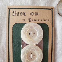 フランスアンティーク　貝ボタンシート 飾り四つ穴 MODE Parisienne 26mm 2枚目の画像