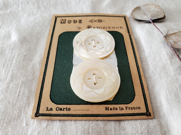 フランスアンティーク　貝ボタンシート 飾り四つ穴 MODE Parisienne 26mm 3枚目の画像