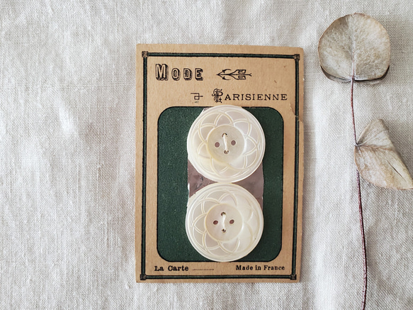 フランスアンティーク　貝ボタンシート 飾り四つ穴 MODE Parisienne 26mm 1枚目の画像