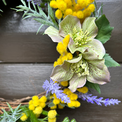 ミモザ＆ラベンダーのリース” 花材は全て高品質アーティフィシャルフラワー(造花) お手入れ要らず　直径役35cm、 3枚目の画像