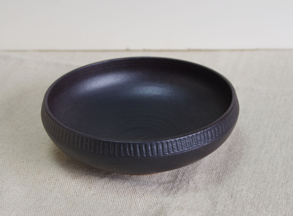 黒マットの平鉢(Φ17.5cm) 2枚目の画像
